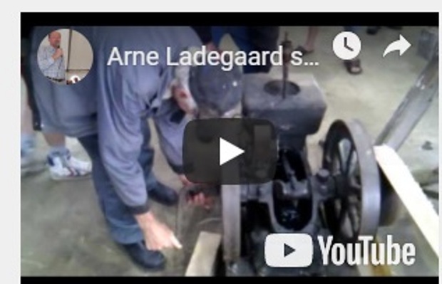Arne Ladegaard starter gammel petroleumsmotor