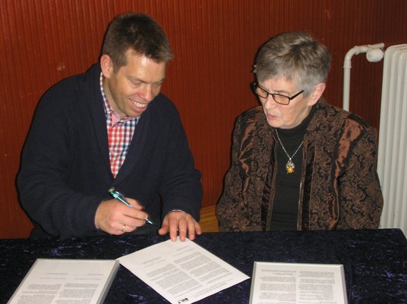 Lance Luscombe og Metha Lange underskriver aftalen den 9. november 2012. Fotograf Frank Jensen