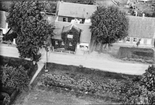 Først cykelværksted med forretning, siden blev der radio- og tv-forretning på Tiufkærvej 130, Det Kongelige Bibliotek Aalborg luftfoto 1948 til 1952